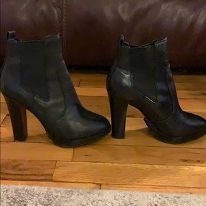 Tory Burch heeled booties in black